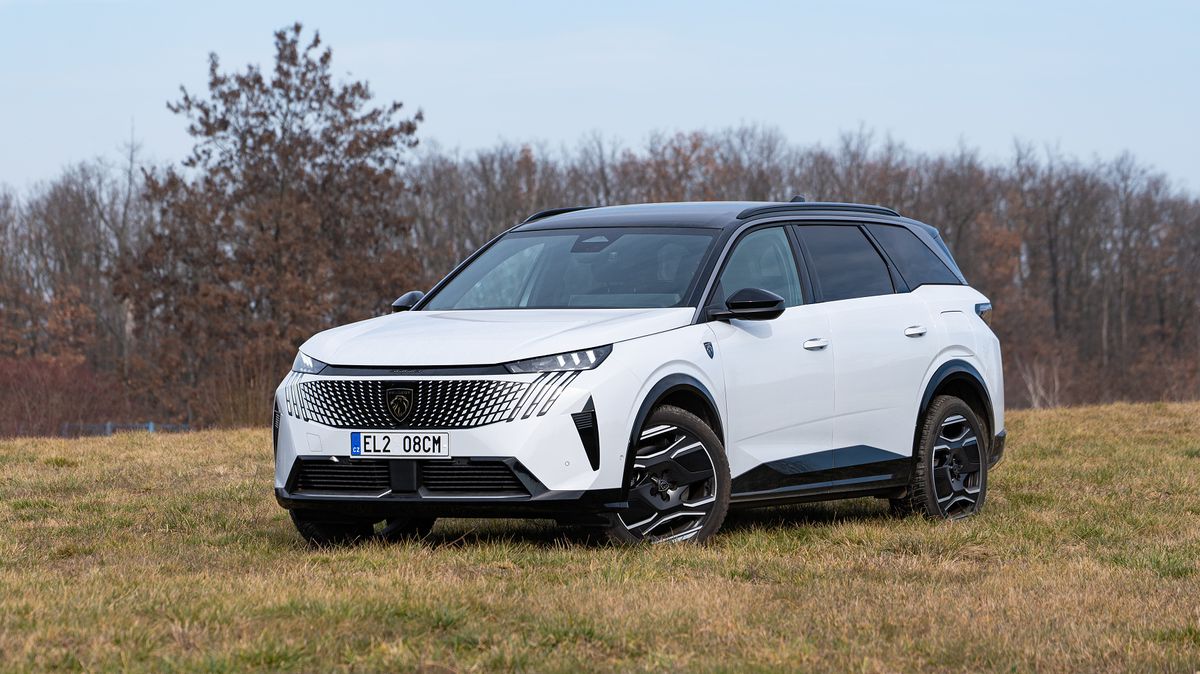 Sedmimístný rodinný Peugeot toho nabízí víc než jen atraktivní cenovku. Podívali jsme se i na netradičně řešené pracoviště řidiče
